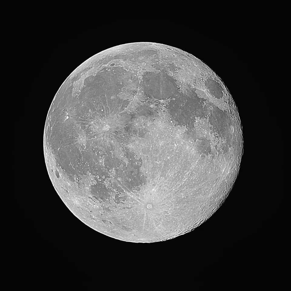 The Moon (100% Illumination): astrophotograph by Pete Lawrence